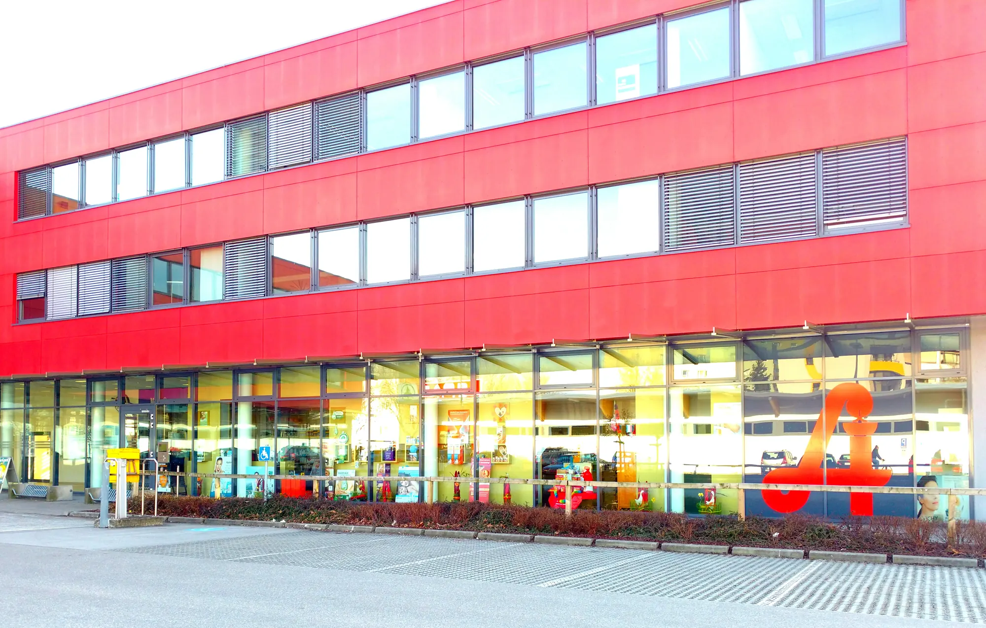 Rotes Gebäude an der Landsbergerstraße 9 mit dem großen Apotheken-A in der Auslage der Apotheke Süd
