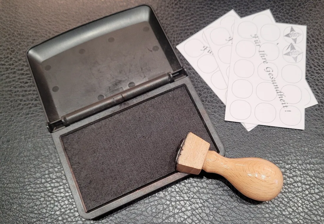 Stempelkissen und Stempel neben Kundenkarten der Apotheke Süd