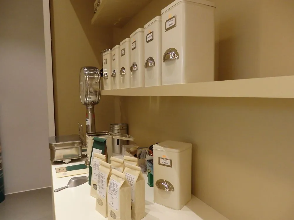 Teedosen und abgefüllte Teesackerl im Labor der Apotheke Süd