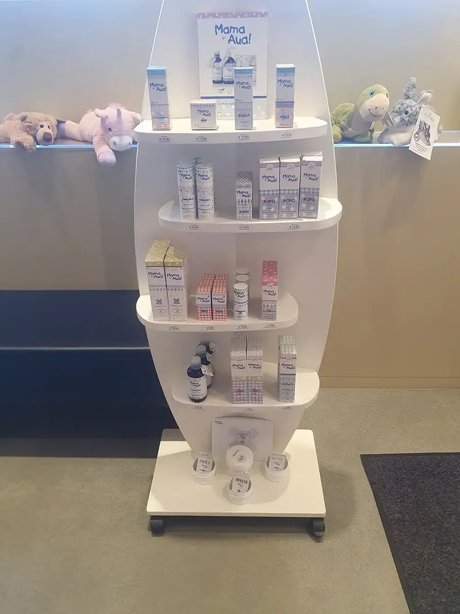 Regal mit Pflegeprodukten von Mama Aua für Babys und Mamas