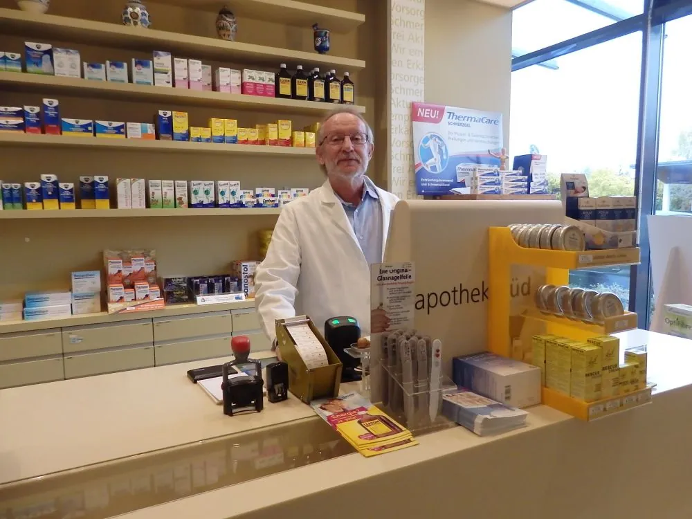 Apotheker im weißen Mantel an der Tara der Apotheke Süd