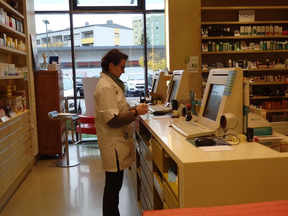 Mitarbeiterin der Apotheke Süd am Computer an der Tara