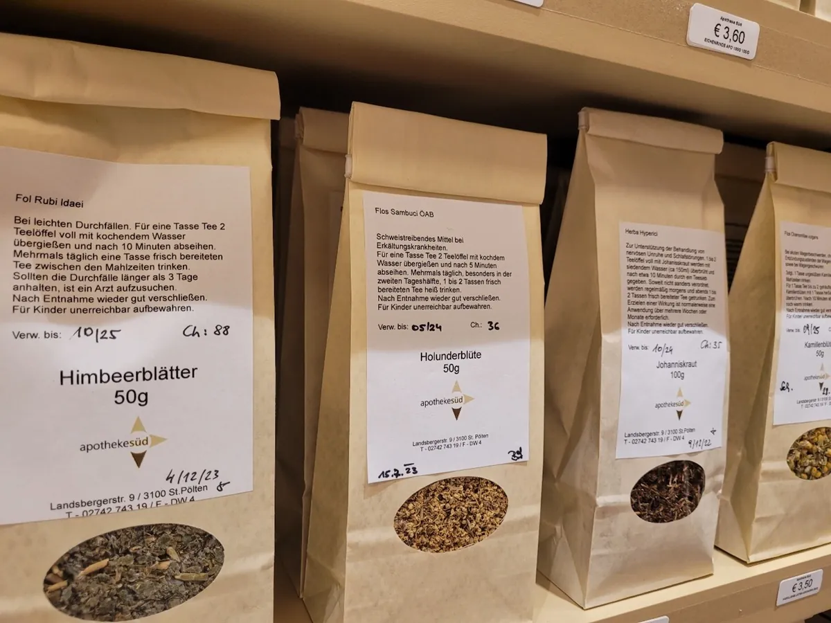 Teesackerl der Apotheke Süd, etwa Himbeerblätter und Holunderblüte, mit Etikett und Anwendungshinweis